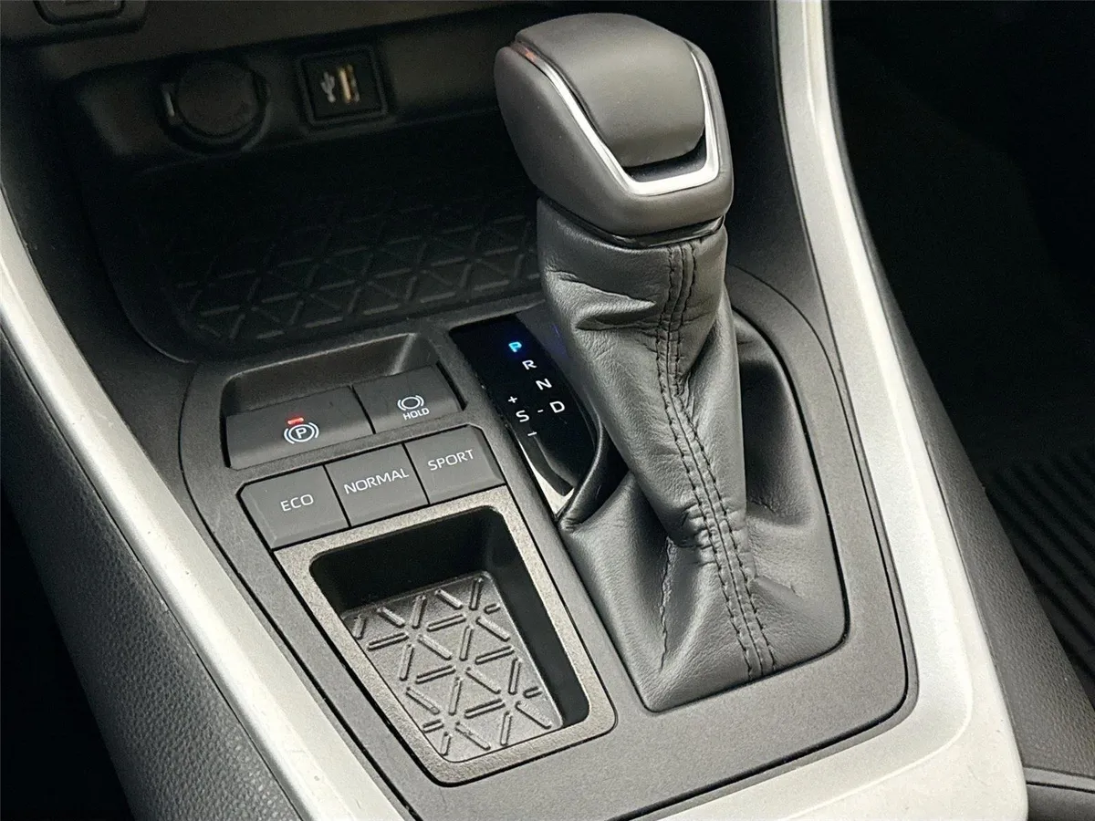 2025 Toyota RAV4 XLE Premium thumbnail 26