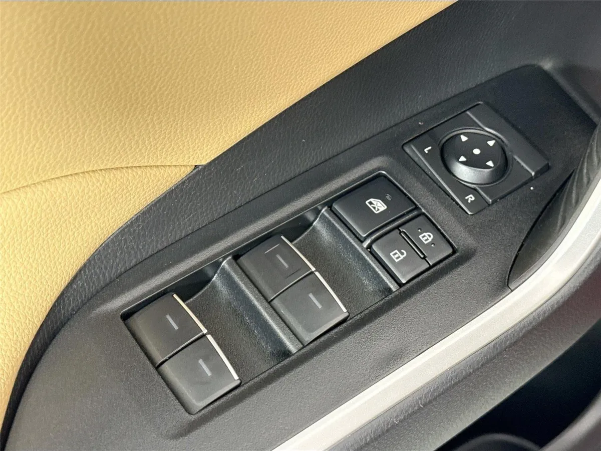 2025 Toyota RAV4 XLE Premium thumbnail 27