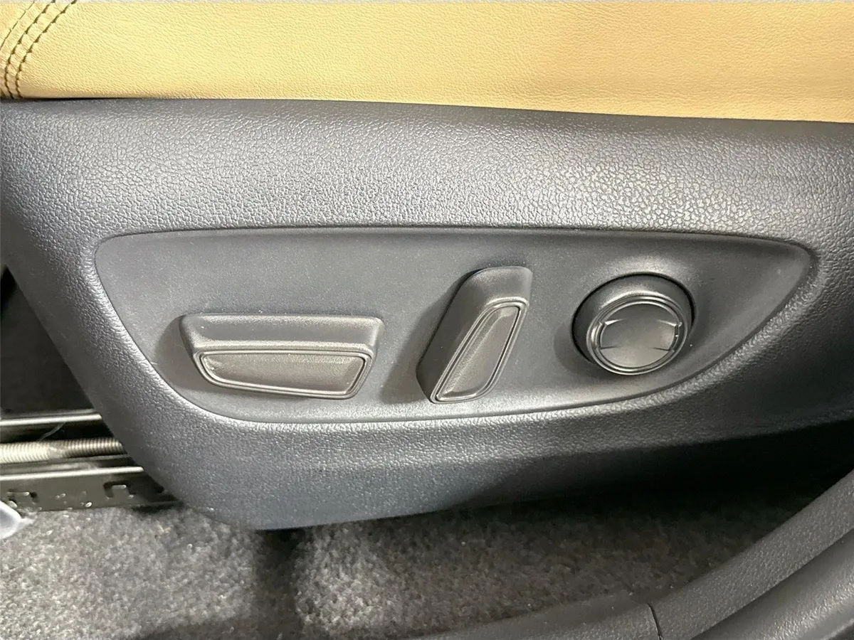 2025 Toyota RAV4 XLE Premium thumbnail 28