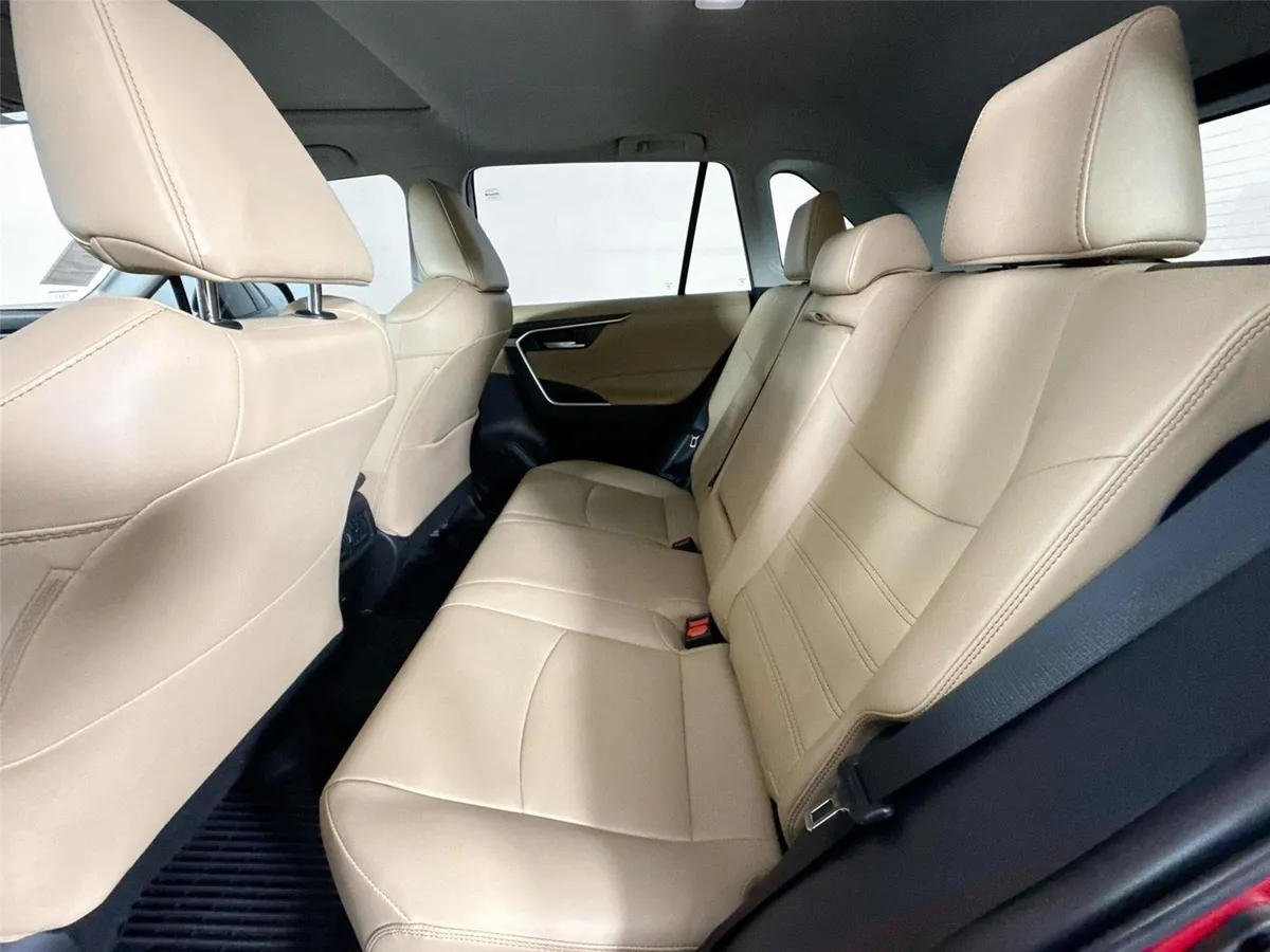 2025 Toyota RAV4 XLE Premium thumbnail 29