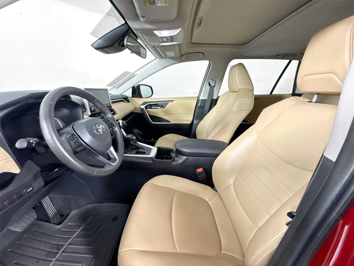 2025 Toyota RAV4 XLE Premium thumbnail 3