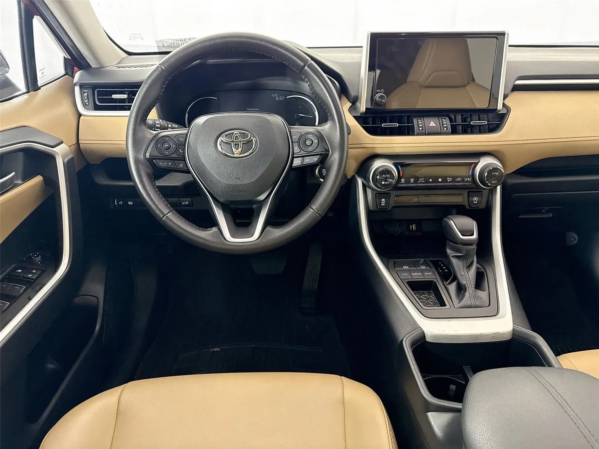2025 Toyota RAV4 XLE Premium thumbnail 30