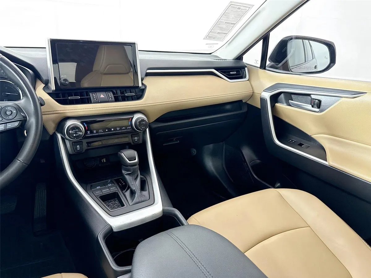 2025 Toyota RAV4 XLE Premium thumbnail 31
