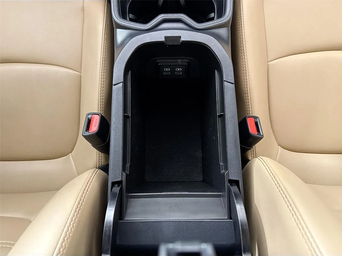 2025 Toyota RAV4 XLE Premium thumbnail 32