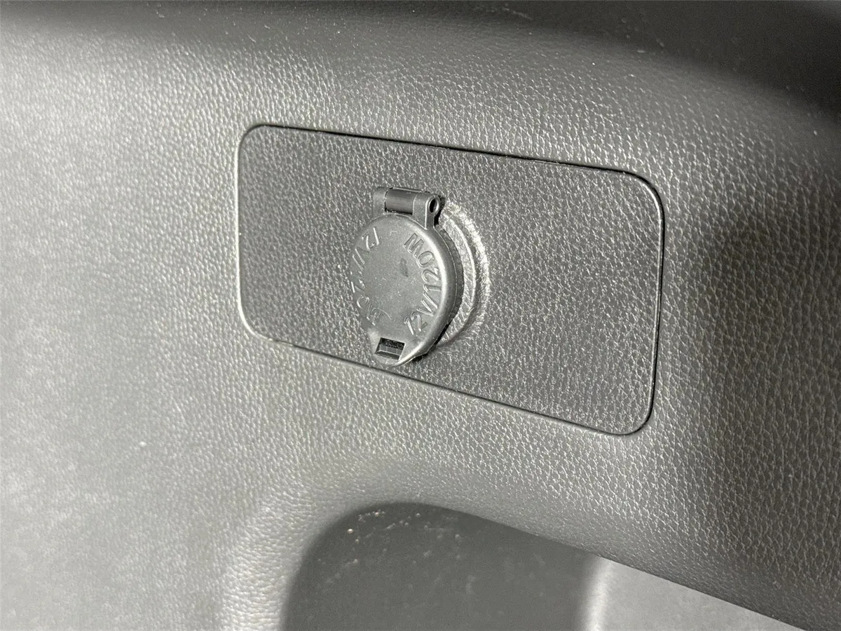 2025 Toyota RAV4 XLE Premium thumbnail 38