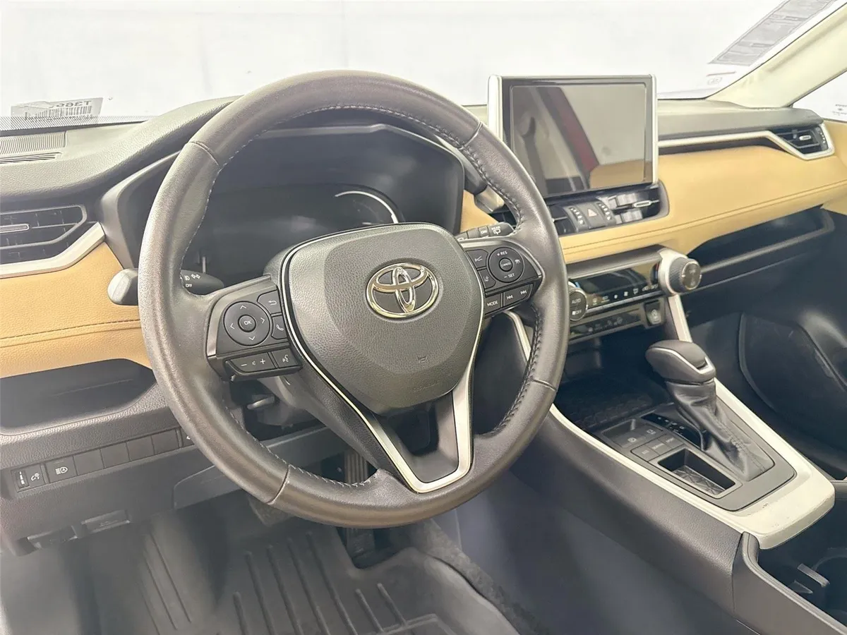 2025 Toyota RAV4 XLE Premium thumbnail 4