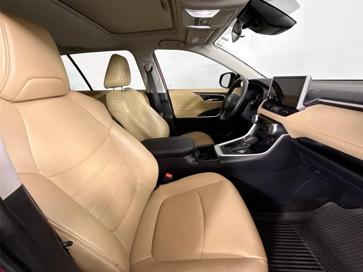 2025 Toyota RAV4 XLE Premium thumbnail 42