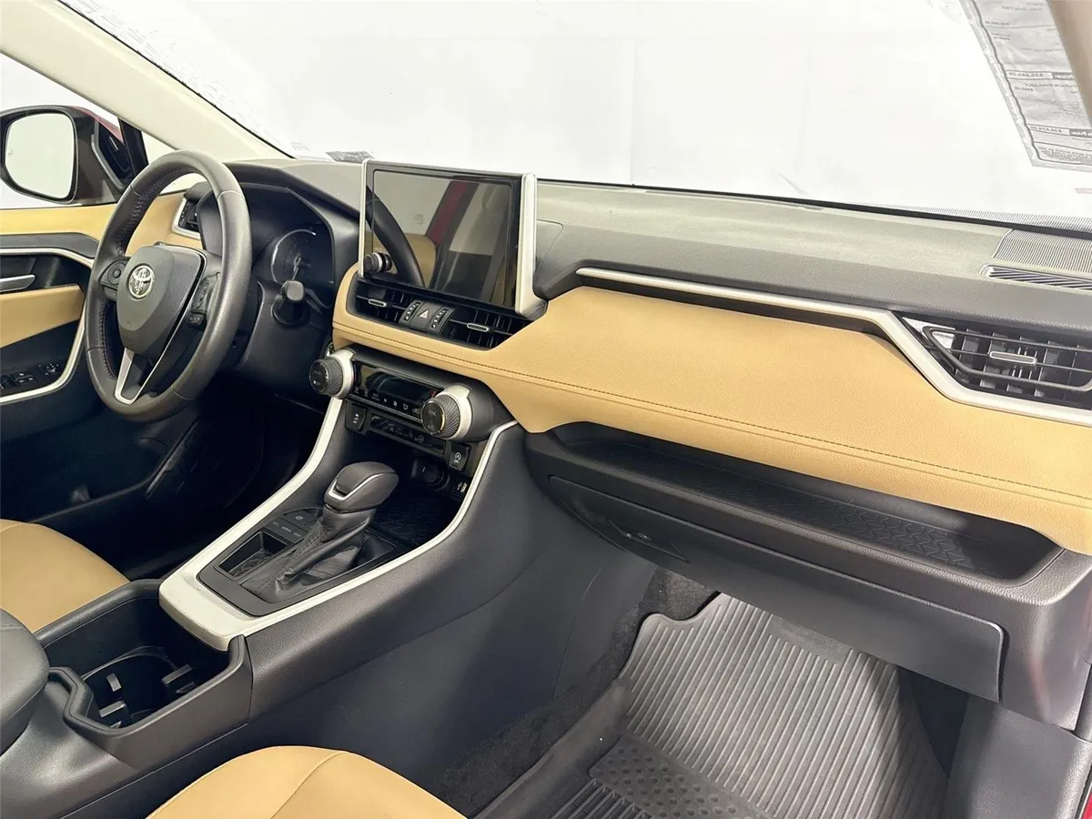2025 Toyota RAV4 XLE Premium thumbnail 43