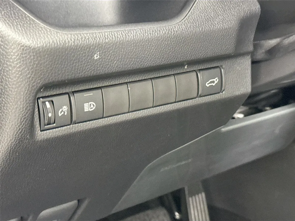 2025 Toyota RAV4 XLE Premium thumbnail 15