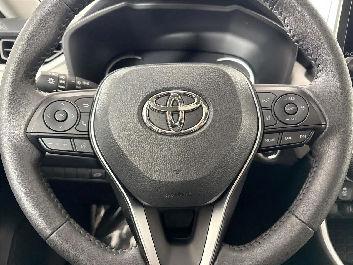 2025 Toyota RAV4 XLE Premium thumbnail 16