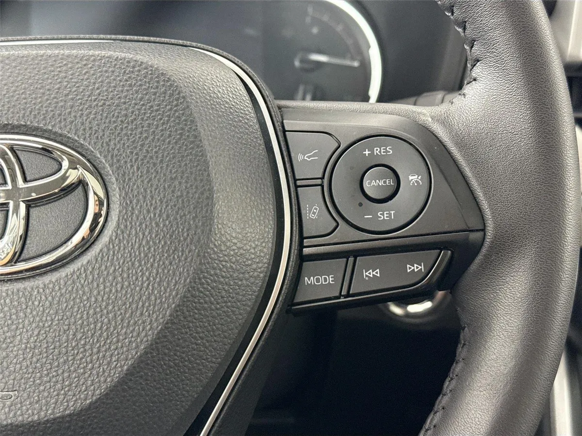 2025 Toyota RAV4 XLE Premium thumbnail 18