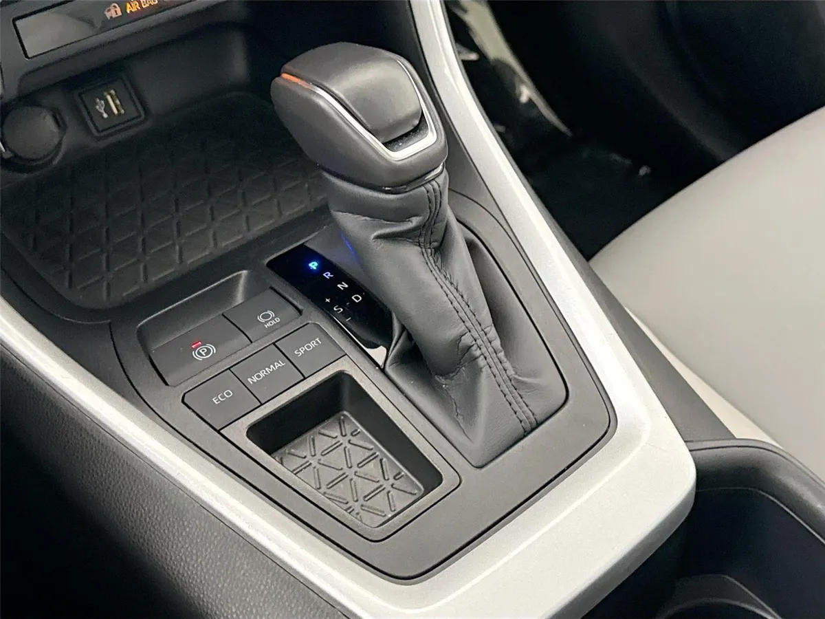 2025 Toyota RAV4 XLE Premium thumbnail 26