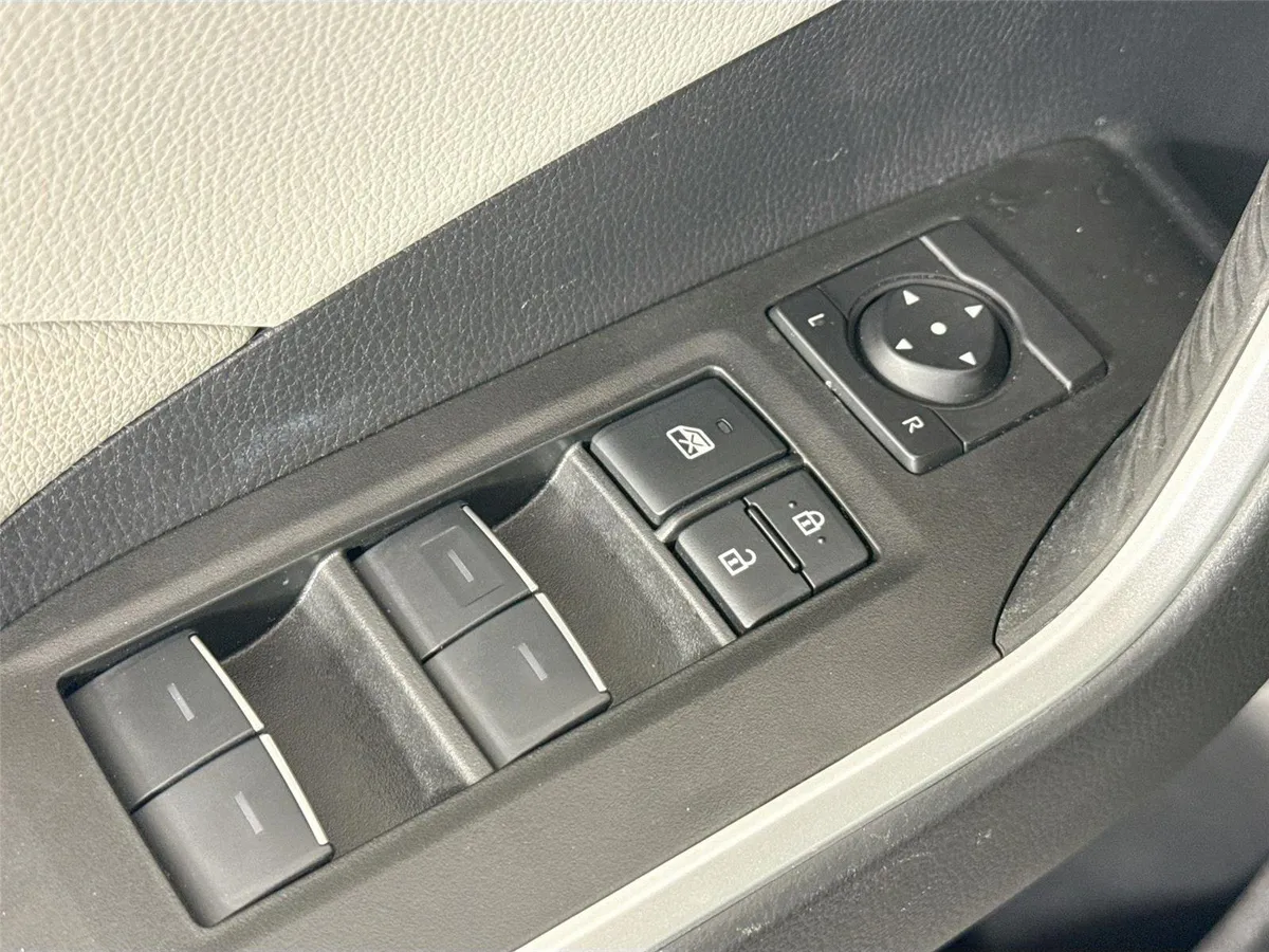 2025 Toyota RAV4 XLE Premium thumbnail 27