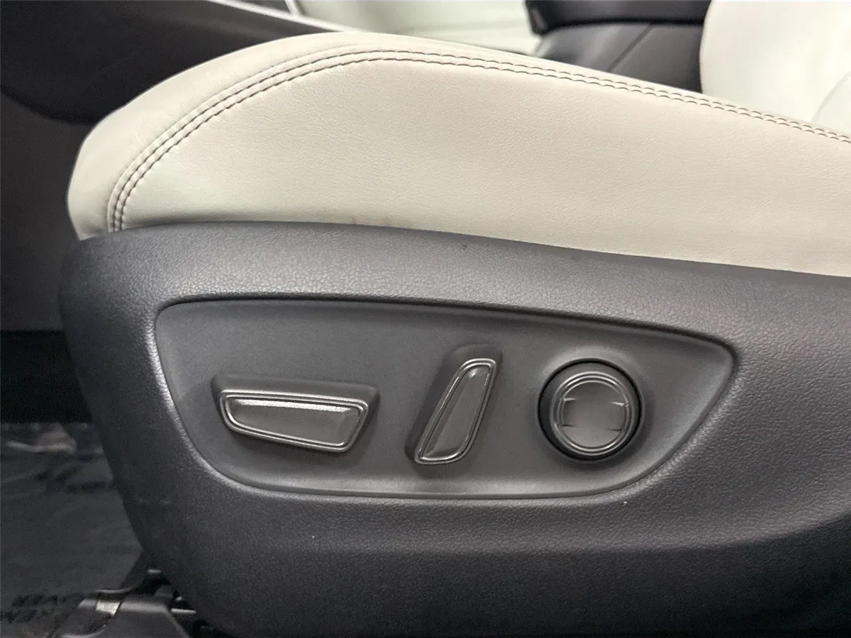 2025 Toyota RAV4 XLE Premium thumbnail 28