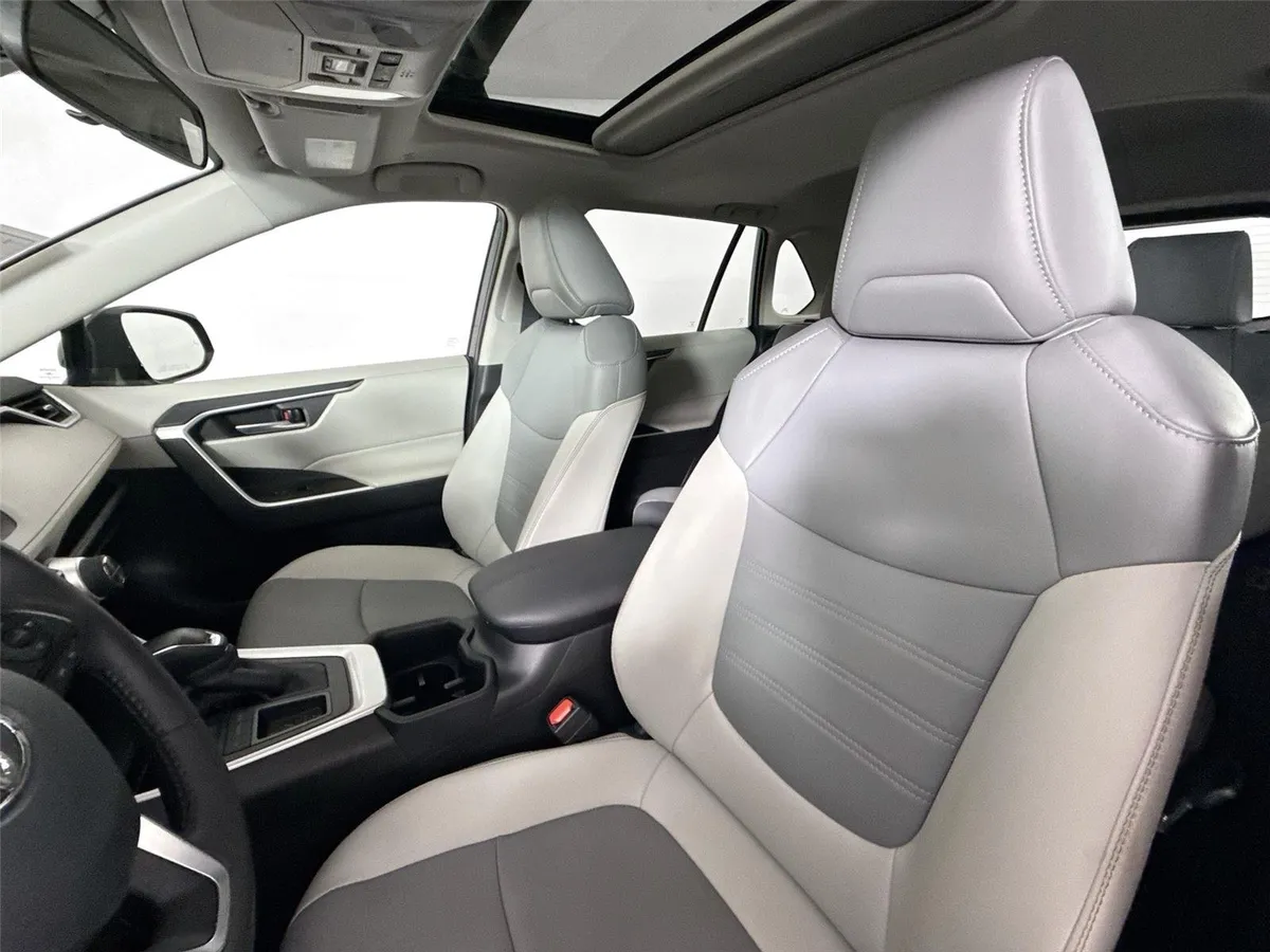 2025 Toyota RAV4 XLE Premium thumbnail 3