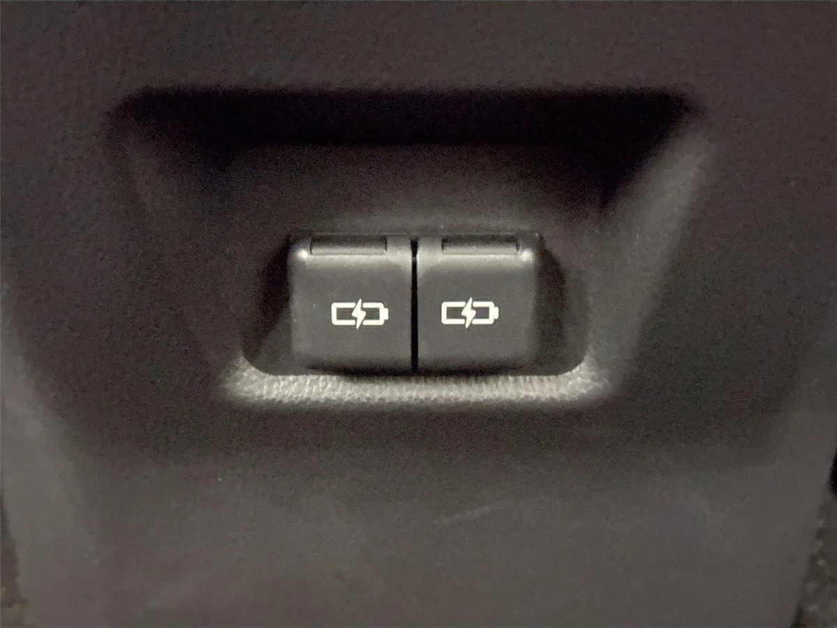 2025 Toyota RAV4 XLE Premium thumbnail 36