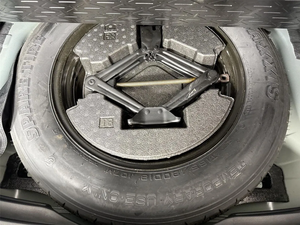 2025 Toyota RAV4 XLE Premium thumbnail 38