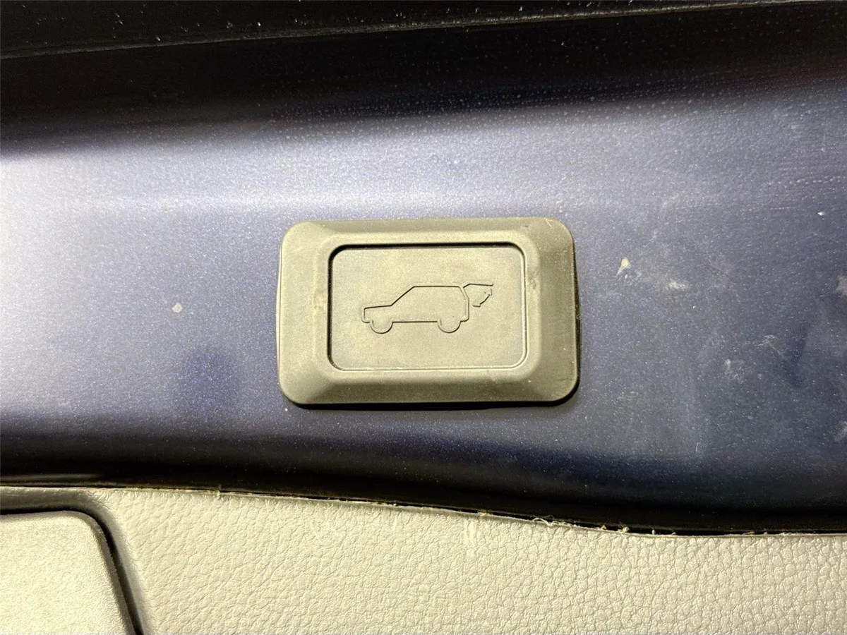 2025 Toyota RAV4 XLE Premium thumbnail 39