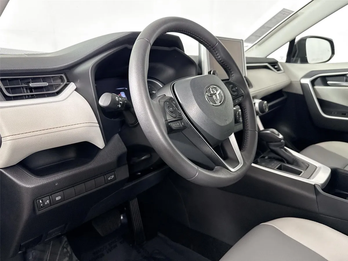 2025 Toyota RAV4 XLE Premium thumbnail 4