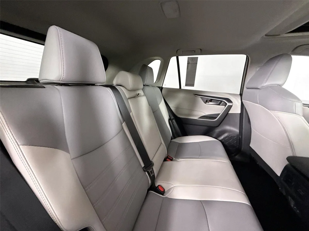 2025 Toyota RAV4 XLE Premium thumbnail 41