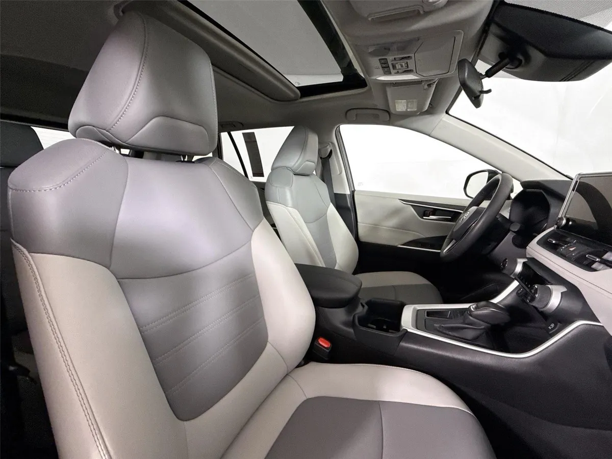 2025 Toyota RAV4 XLE Premium thumbnail 42