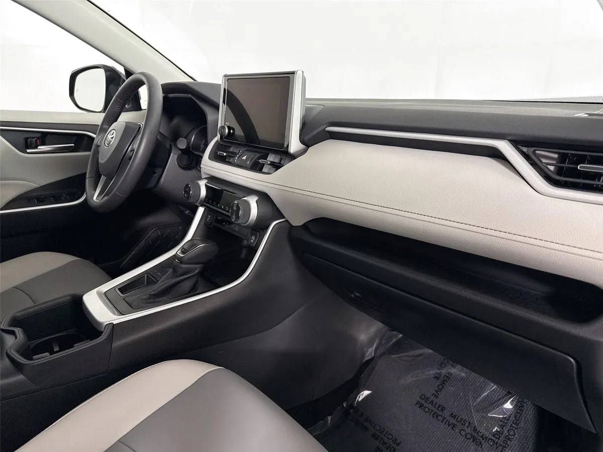 2025 Toyota RAV4 XLE Premium thumbnail 43
