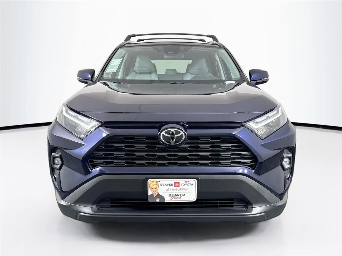 2025 Toyota RAV4 XLE Premium thumbnail 8