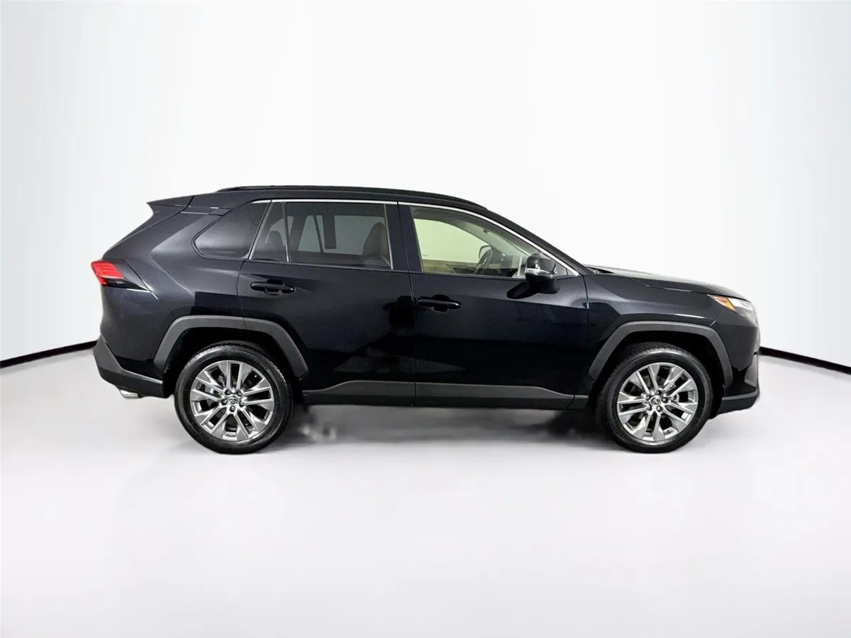 2025 Toyota RAV4 XLE Premium thumbnail 10