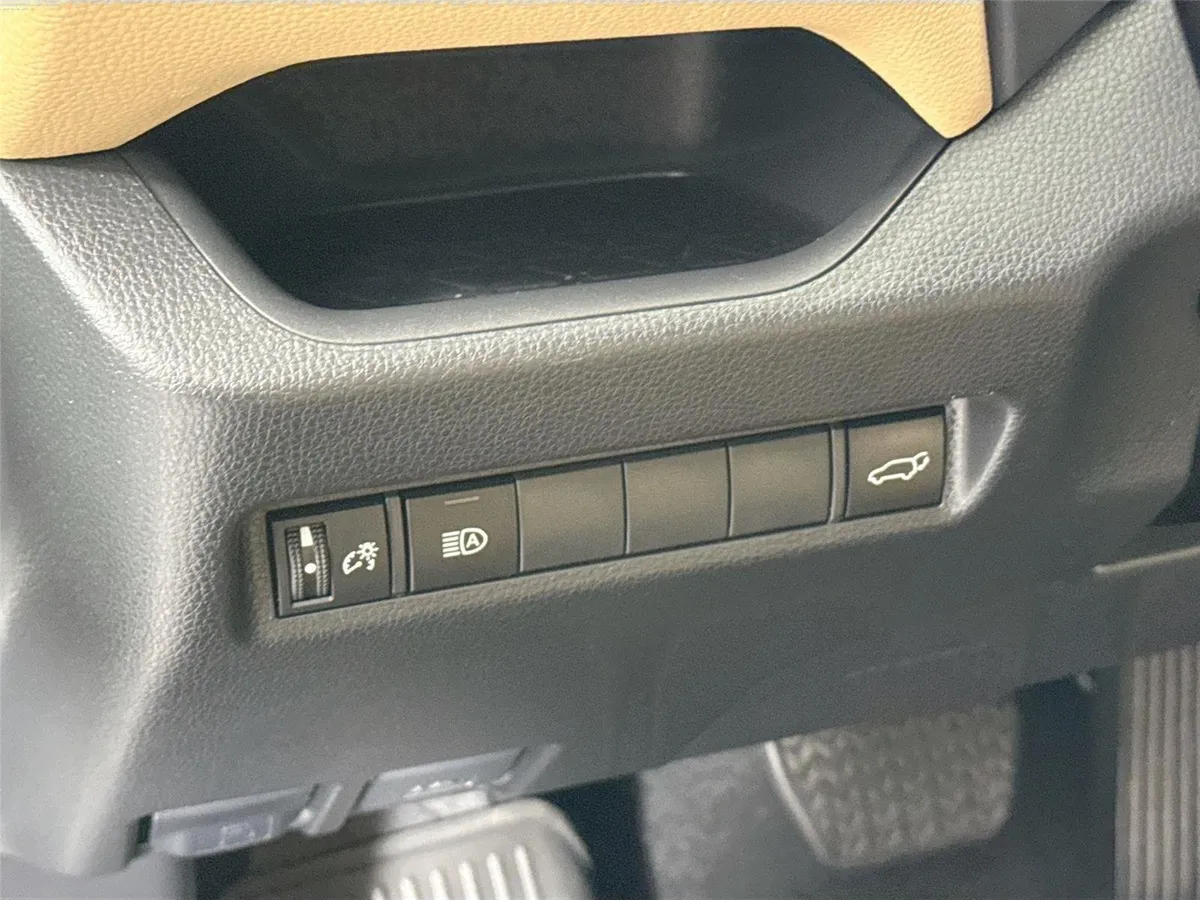 2025 Toyota RAV4 XLE Premium thumbnail 15