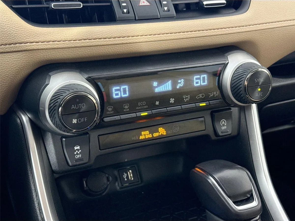 2025 Toyota RAV4 XLE Premium thumbnail 24