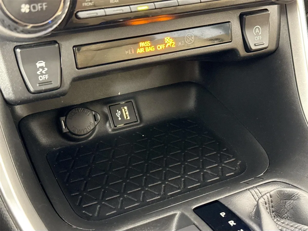 2025 Toyota RAV4 XLE Premium thumbnail 26