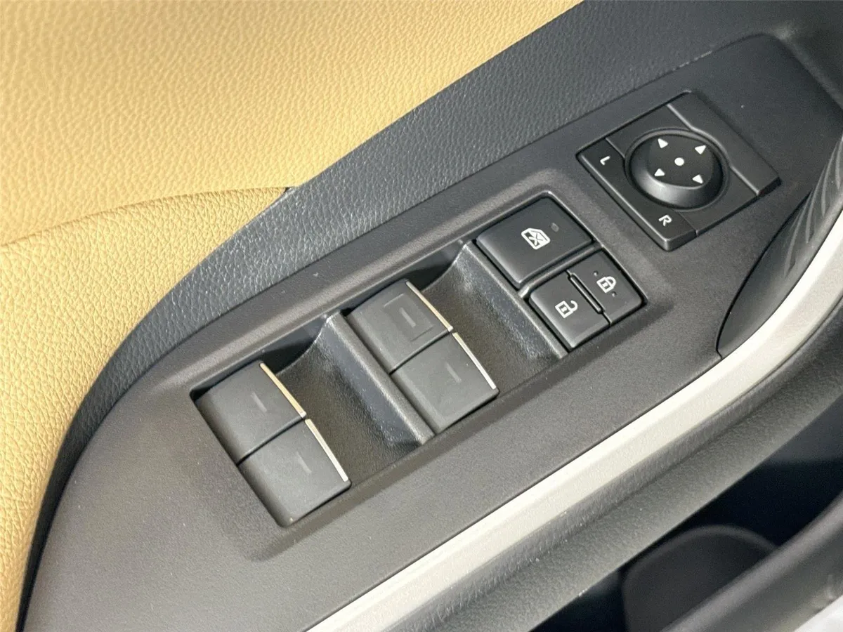 2025 Toyota RAV4 XLE Premium thumbnail 28