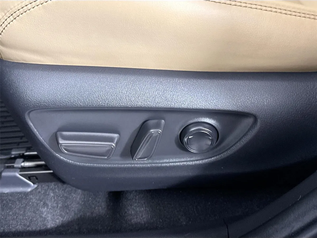 2025 Toyota RAV4 XLE Premium thumbnail 29