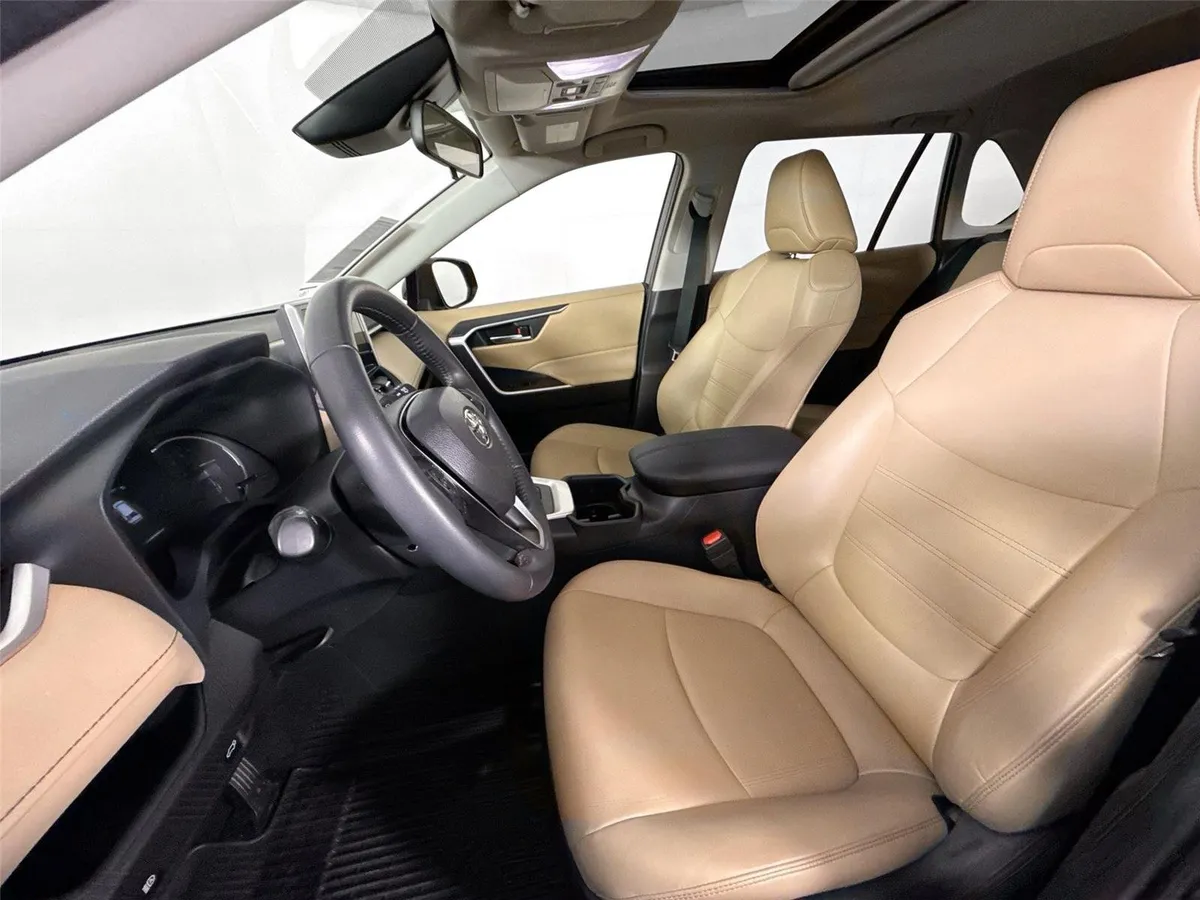 2025 Toyota RAV4 XLE Premium thumbnail 3