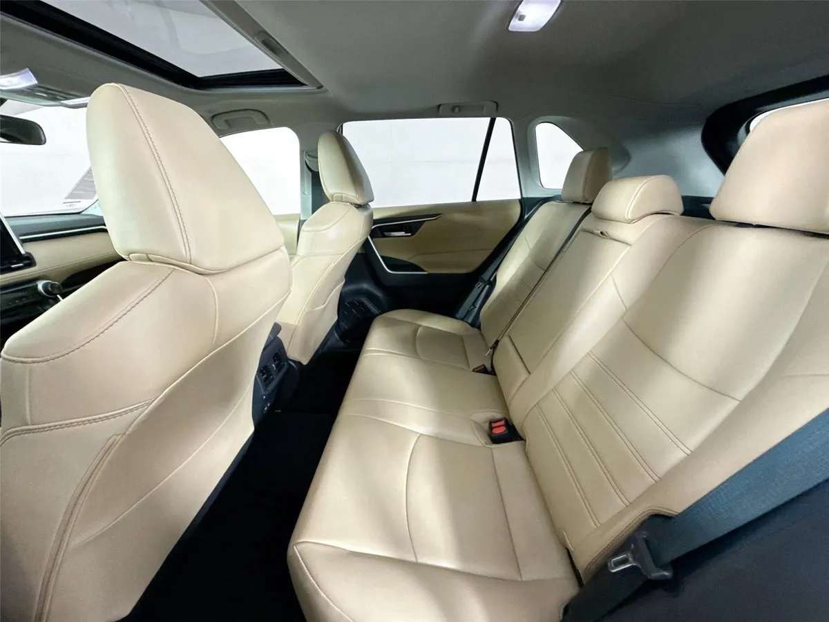 2025 Toyota RAV4 XLE Premium thumbnail 30