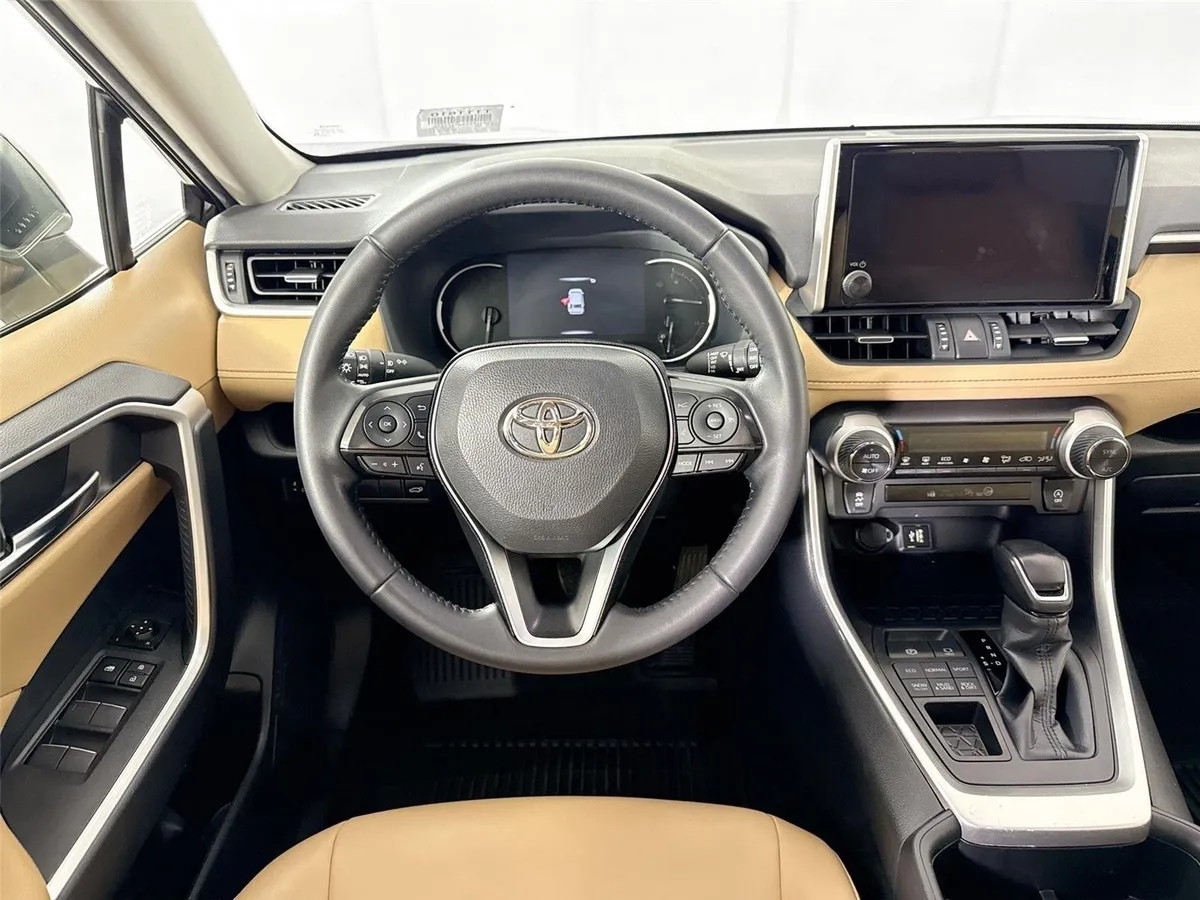 2025 Toyota RAV4 XLE Premium thumbnail 31