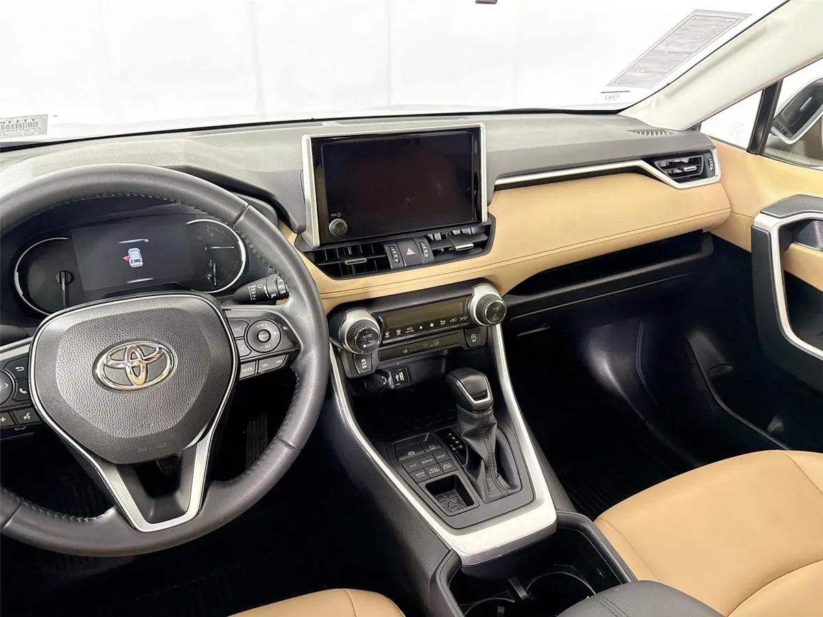 2025 Toyota RAV4 XLE Premium thumbnail 32
