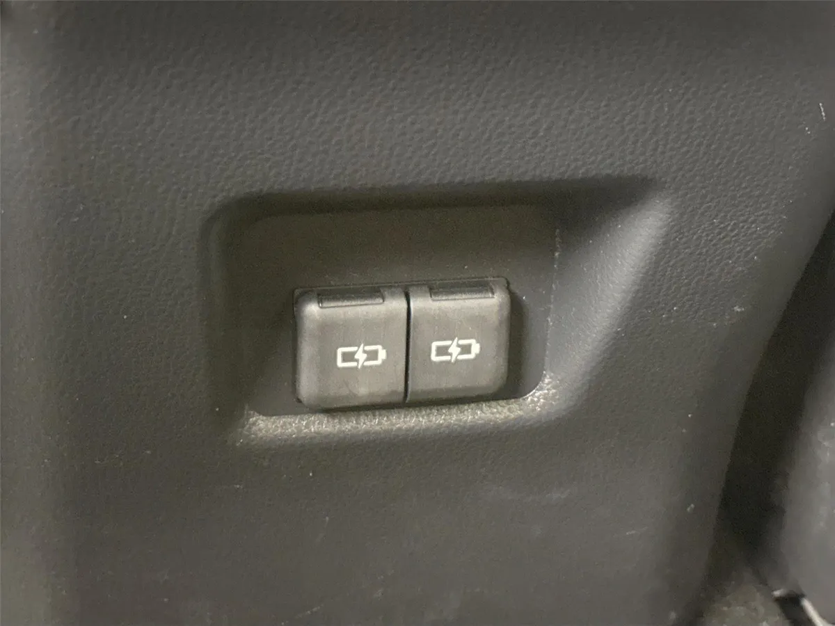 2025 Toyota RAV4 XLE Premium thumbnail 36