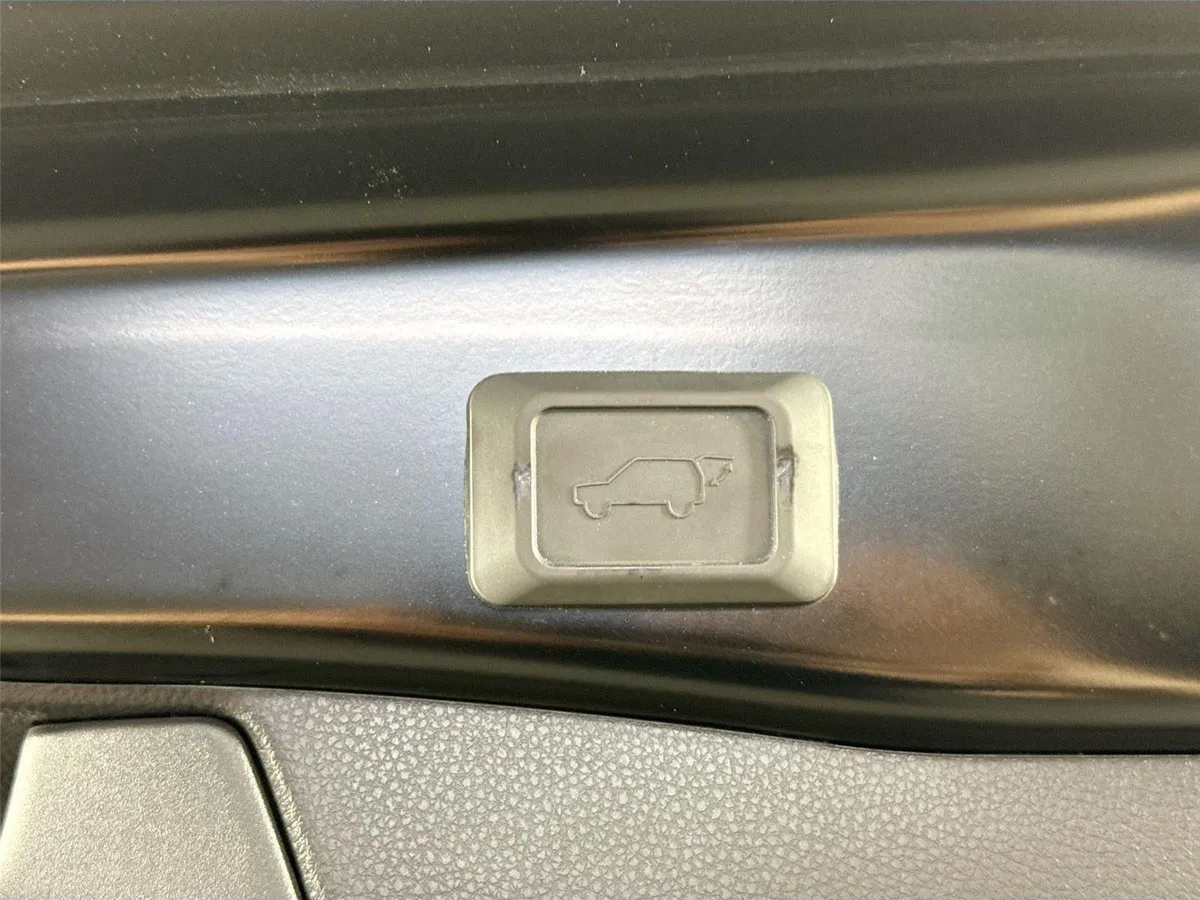 2025 Toyota RAV4 XLE Premium thumbnail 38