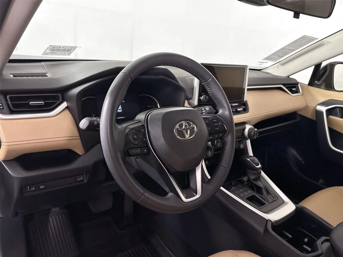 2025 Toyota RAV4 XLE Premium thumbnail 4