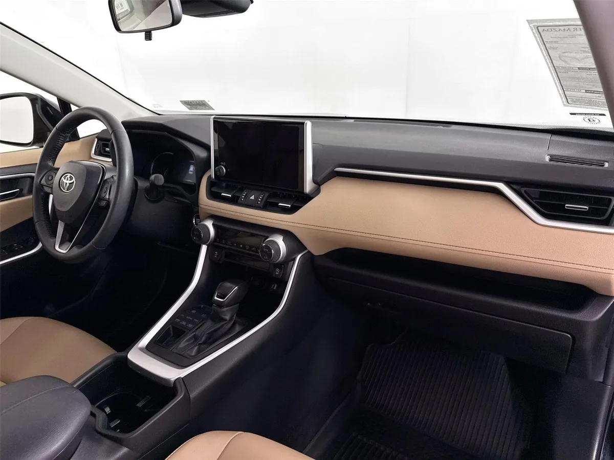 2025 Toyota RAV4 XLE Premium thumbnail 42