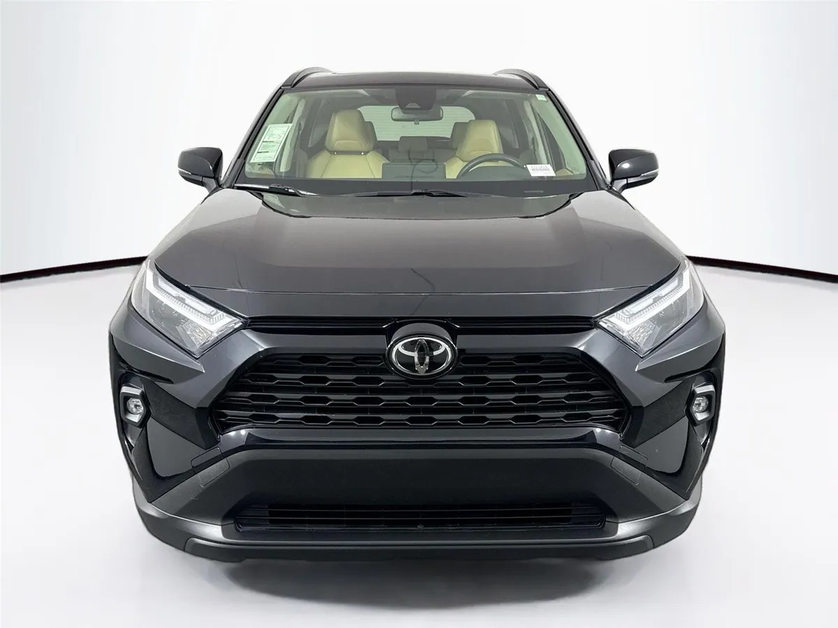 2025 Toyota RAV4 XLE Premium thumbnail 8