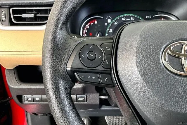 2025 Toyota RAV4 XLE thumbnail 10