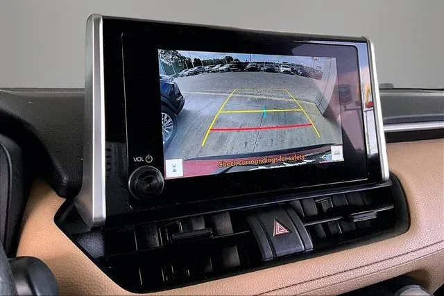 2025 Toyota RAV4 XLE thumbnail 13