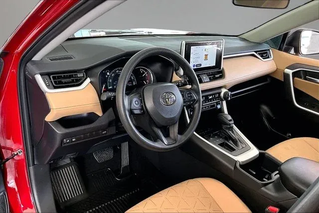 2025 Toyota RAV4 XLE thumbnail 14