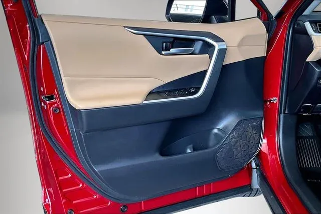 2025 Toyota RAV4 XLE thumbnail 17