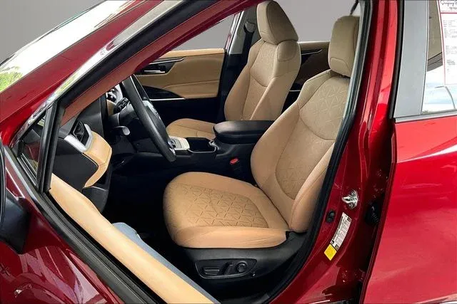 2025 Toyota RAV4 XLE thumbnail 18