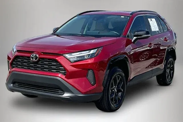 2025 Toyota RAV4 XLE thumbnail 2