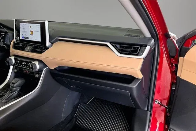 2025 Toyota RAV4 XLE thumbnail 21