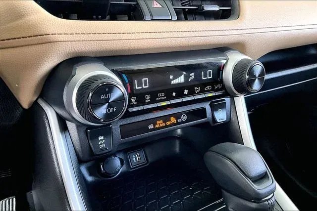 2025 Toyota RAV4 XLE thumbnail 23